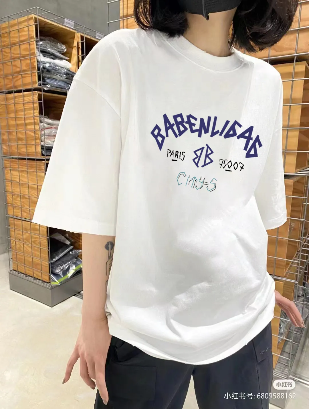 P80✨🔥 BALENCIAGA Paris lettering printed short-sleeved T-shirt. Custom-woven and dyed 300 grams of combed cotton heavyweight fabric. Zero color difference in threads. Perfect details. Different from the current currency version. Welcome to compare. Same Style for men and women. Must-sell in the picture above. Color: White Black Size: 1 2 3 4